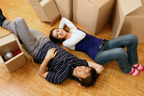 Careful packing support for fragile items and household belongings